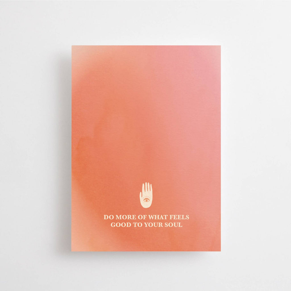 Eine Postkarte im koralle-orangenen Farbverlauf mit einem Hand-Symbol und dem englischen Schriftzug DO MORE OF WHAT FEELS GOOD TO YOUR SOUL.