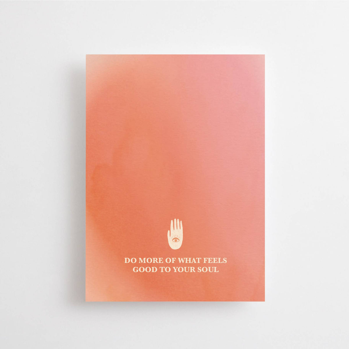 Eine Postkarte im koralle-orangenen Farbverlauf mit einem Hand-Symbol und dem englischen Schriftzug DO MORE OF WHAT FEELS GOOD TO YOUR SOUL.