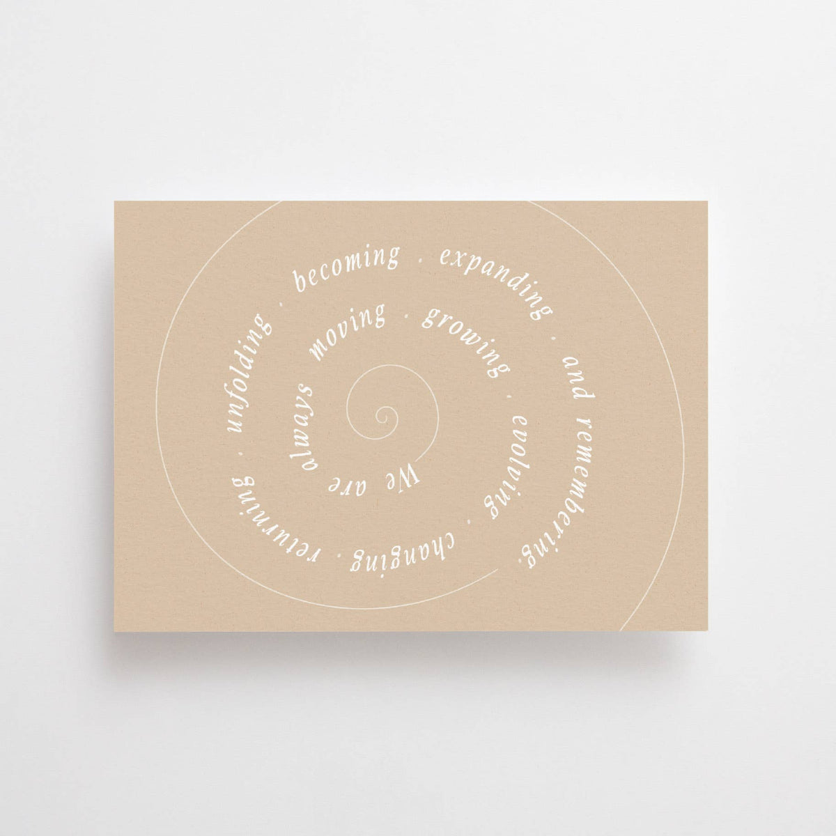 Eine Postkarte im sandfarbenen Ton mit einer feinen weißen Spirale und kreisförmig angeordnetem englischen Text über persönliches Wachstum.