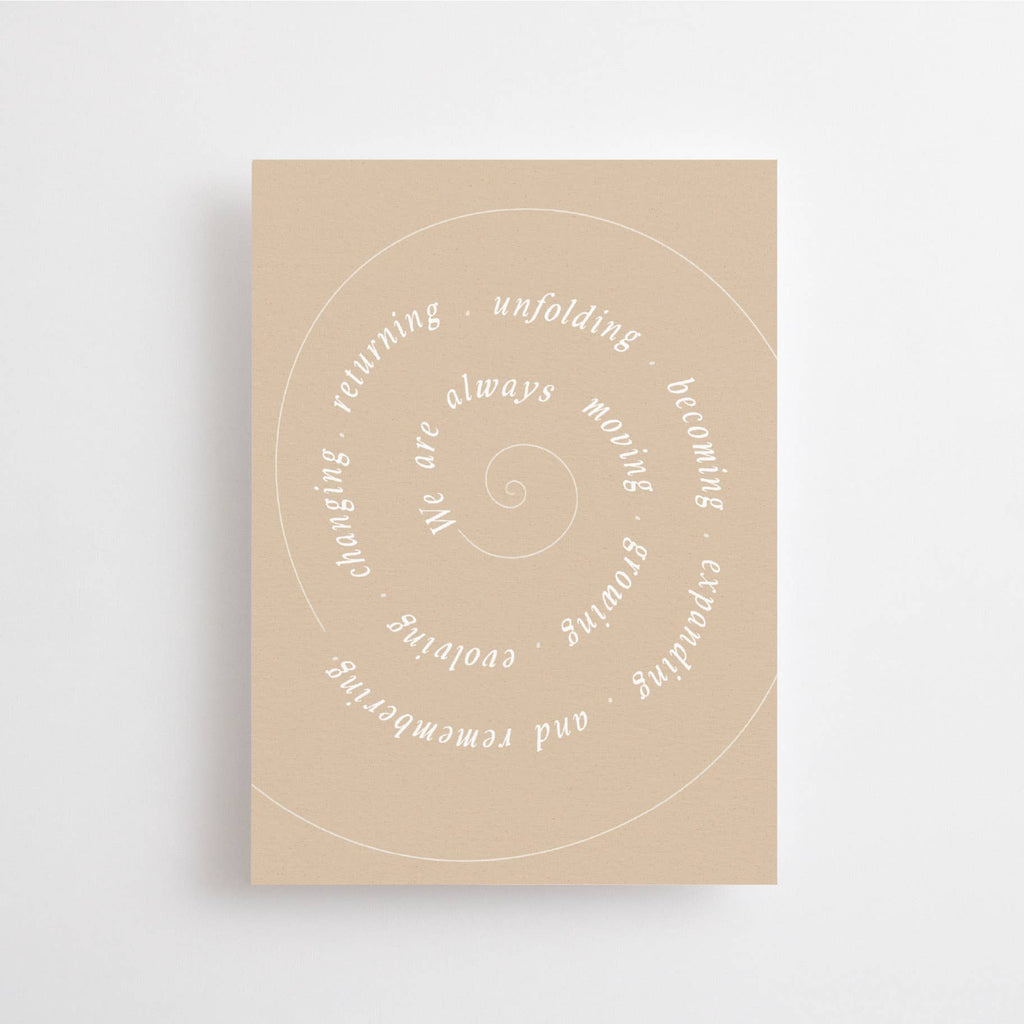 Eine Postkarte im sandfarbenen Ton mit einer feinen weißen Spirale und kreisförmig angeordnetem englischen Text über persönliches Wachstum. koblenz