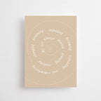 Eine Postkarte im sandfarbenen Ton mit einer feinen weißen Spirale und kreisförmig angeordnetem englischen Text über persönliches Wachstum. koblenz