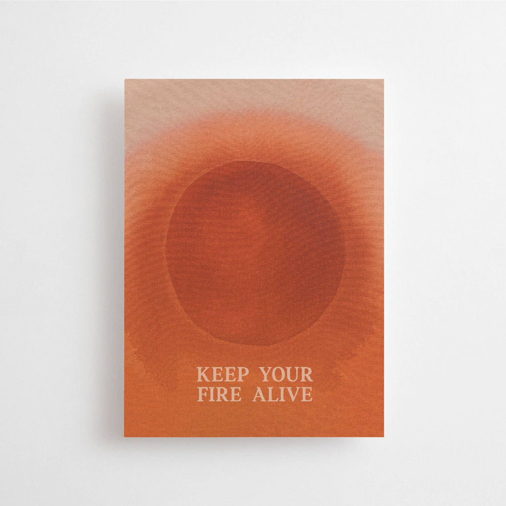 Eine Postkarte mit warmem terracottafarbenem Sonnenmotiv und dem englischen Schriftzug KEEP YOUR FIRE ALIVE auf feinstrukturierte Naturpapier.