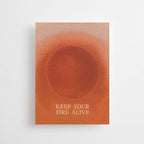 Eine Postkarte mit warmem terracottafarbenem Sonnenmotiv und dem englischen Schriftzug KEEP YOUR FIRE ALIVE auf feinstrukturierte Naturpapier.