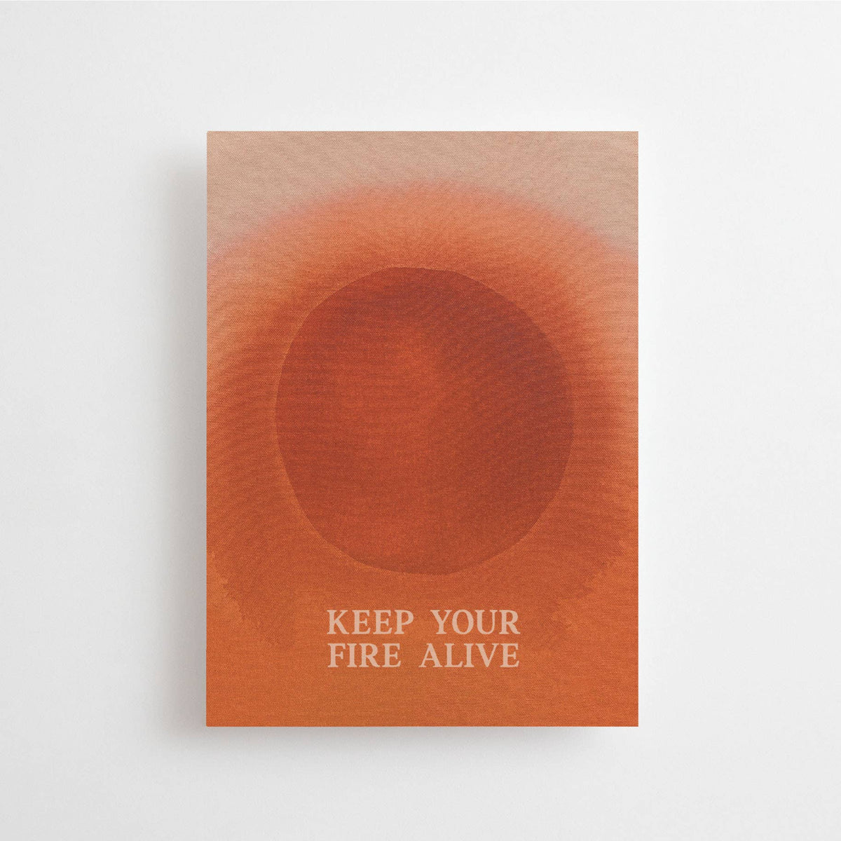 Eine Postkarte mit warmem terracottafarbenem Sonnenmotiv und dem englischen Schriftzug KEEP YOUR FIRE ALIVE auf feinstrukturierte Naturpapier.