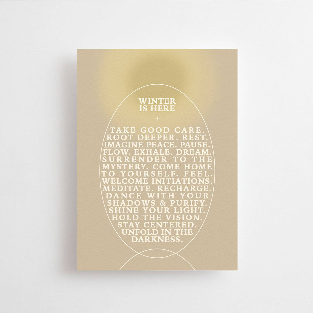 Eine Postkarte von Anna Cosma in warmem Beige mit elliptischem Typo-Design und englischen Affirmationen zur Winterzeit.