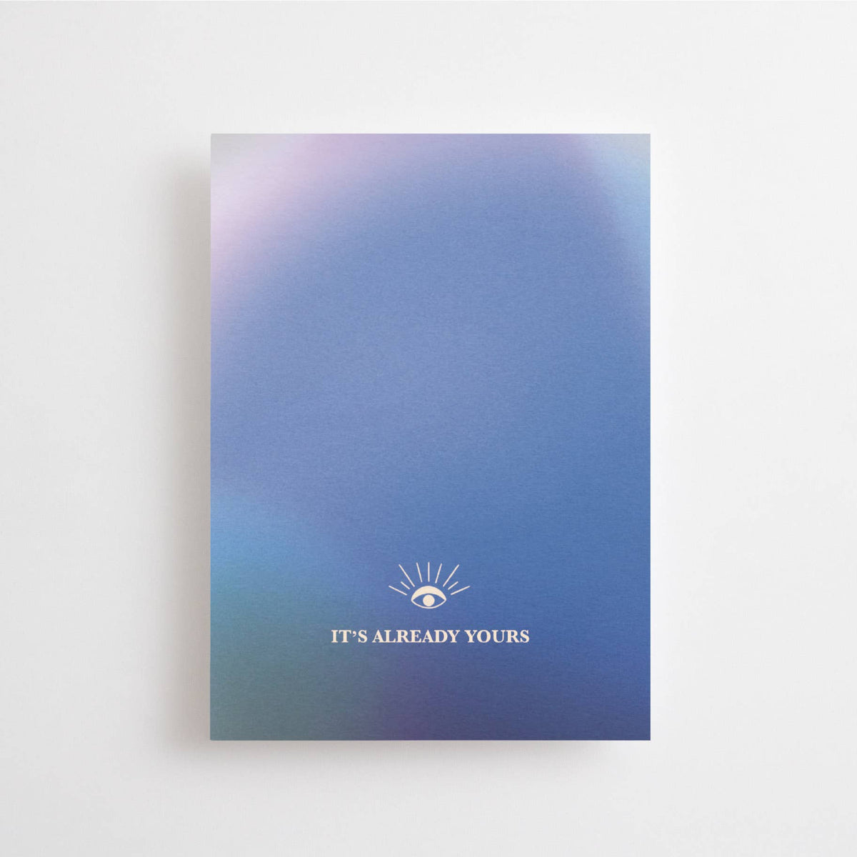 Eine Postkarte von Anna Cosma mit indigoblauem Farbverlauf, strahlendem Augen-Symbol und der englischen Aufschrift „It's already yours“. koblenz