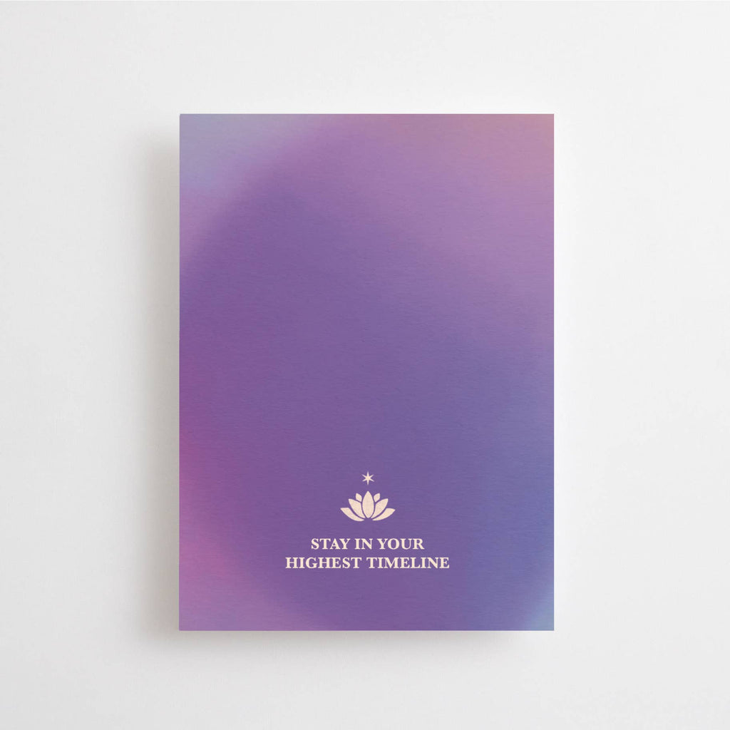 Eine Postkarte von Anna Cosma mit violettem Farbverlauf, Lotus-Symbol und der englischen Aufschrift „Stay in your highest timeline“ koblenz