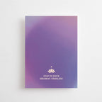 Eine Postkarte von Anna Cosma mit violettem Farbverlauf, Lotus-Symbol und der englischen Aufschrift „Stay in your highest timeline“ koblenz