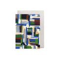 Eine doppelt gefaltete Grußkarte mit einem abstrakten, geometrischen Pinselstrich-Motiv in Blau, Grün, Braun und Grau auf hellem Hintergrund, begleitet von einem passenden Umschlag.