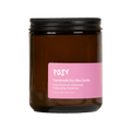 Eine handgefertigte Och Vegan Sojawachskerze im braunen Apothekerglas mit schwarzem Schraubdeckel und einem auffälligen rosa Etikett mit der Aufschrift „POSY Handmade Soy Wax Candle“ 