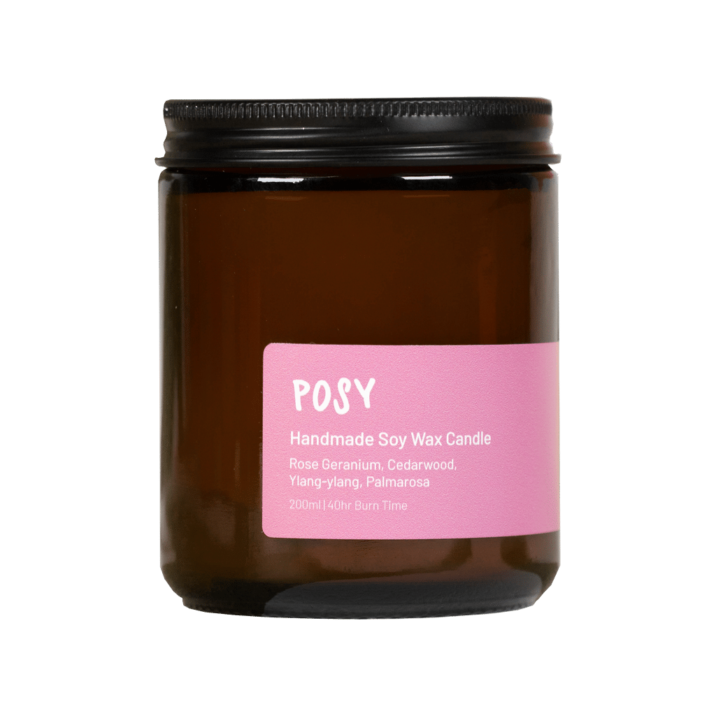 Eine handgefertigte Och Vegan Sojawachskerze im braunen Apothekerglas mit schwarzem Schraubdeckel und einem auffälligen rosa Etikett mit der Aufschrift „POSY Handmade Soy Wax Candle“ 