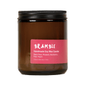 Eine handgefertigte Och Vegan Sojawachskerze im braunen Apothekerglas mit schwarzem Schraubdeckel und einem dunkelrosafarbenen Etikett mit der Aufschrift „BRAMBLE Handmade Soy Wax Candle“ 