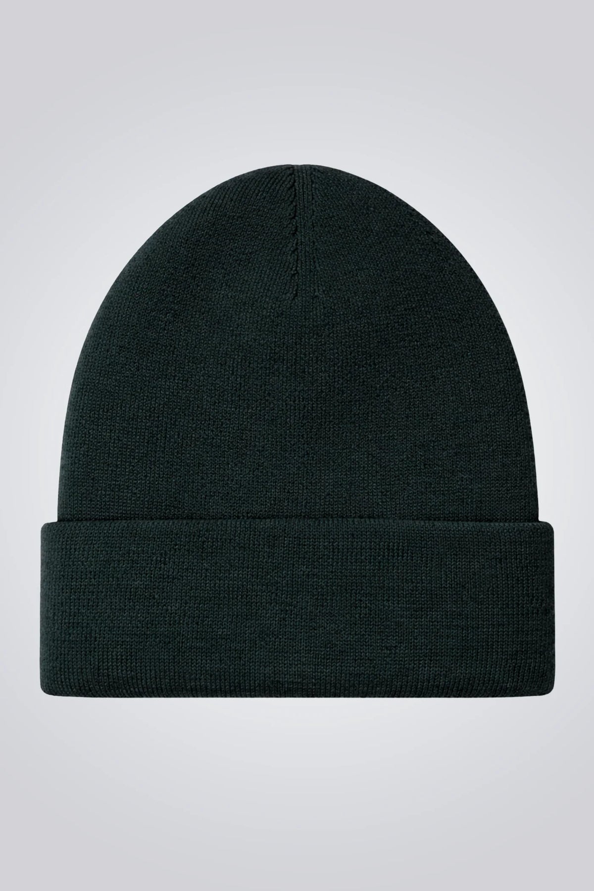 Eine klassische dunkelgrüne Strickmütze aus Merinowolle und Kaschmir mit Umschlag auf hellem Hintergrund.