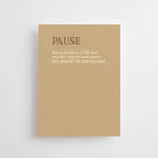 Eine minimalistische Postkarte im warmen Sand-Farbton mit dem Schriftzug PAUSE und einem englischen Zitat über die Kraft der Ruhe.
