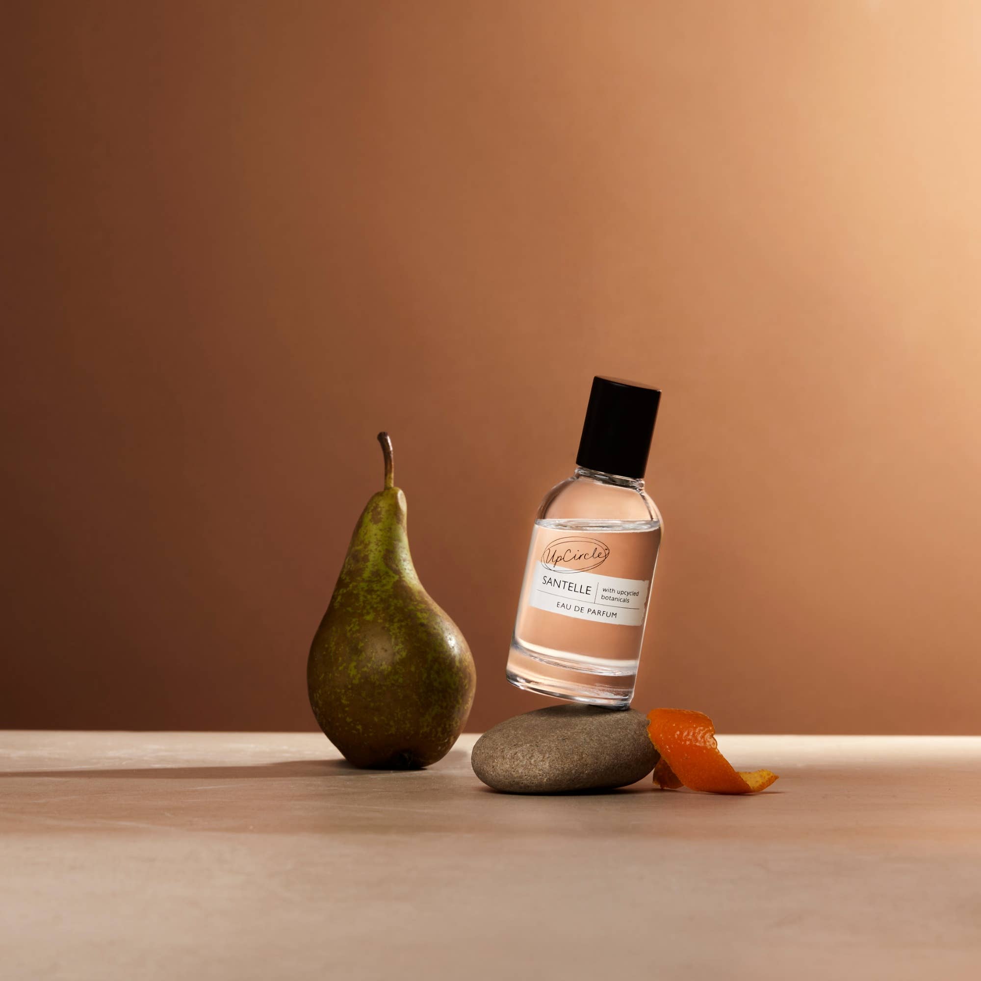 Eleganter 50 ml Glasflakon und weiße Strukturverpackung des Santelle Eau de Parfum.
