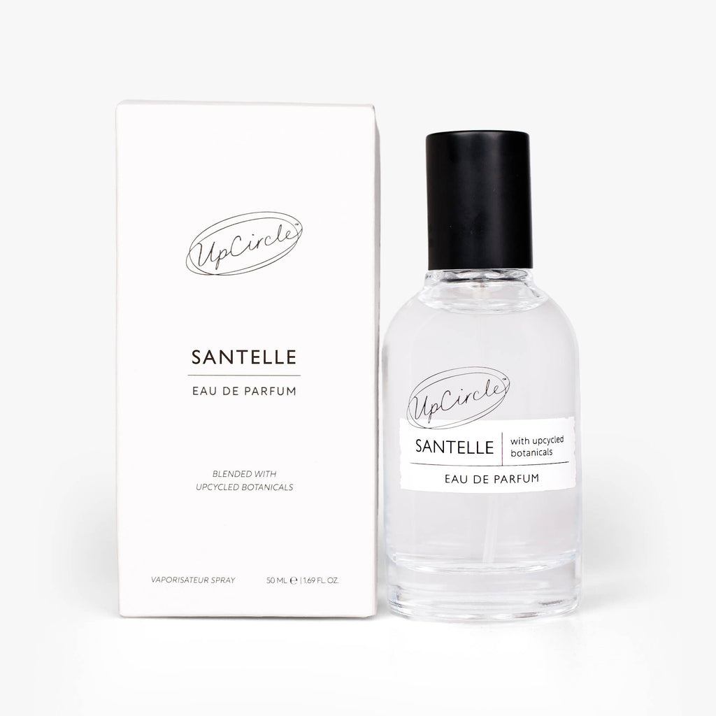 Eleganter 50 ml Glasflakon und weiße Strukturverpackung des Santelle Eau de Parfum.