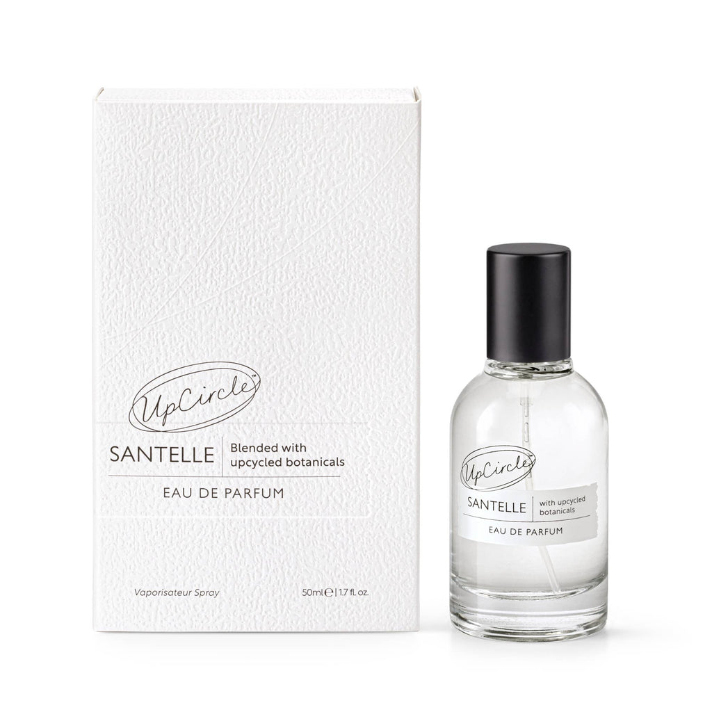 Eleganter 50 ml Glasflakon und weiße Strukturverpackung des Santelle Eau de Parfum.