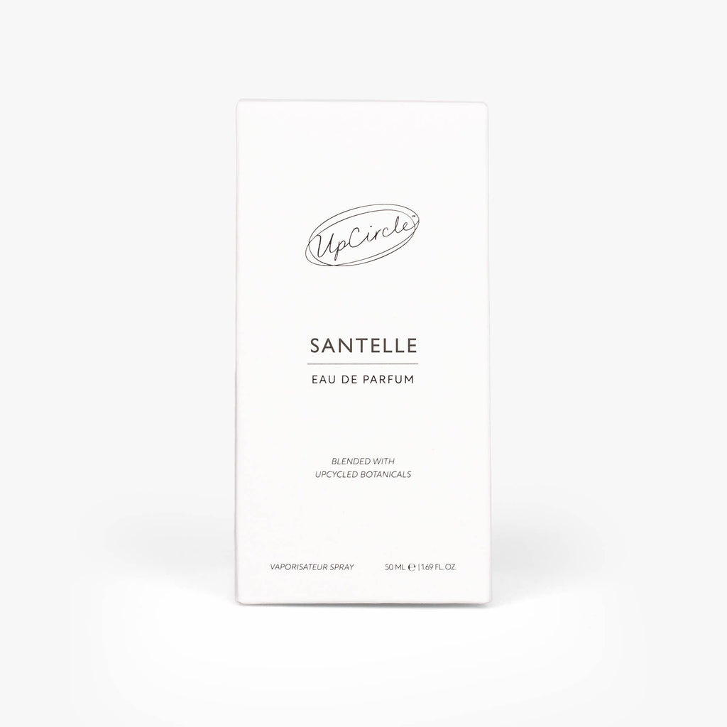 Eleganter 50 ml Glasflakon und weiße Strukturverpackung des Santelle Eau de Parfum.