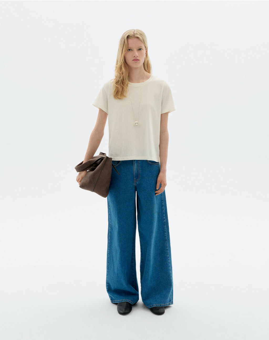 Frontansicht der klassischen blauen Hedda Wide-Leg Jeans aus Bio-Baumwolle an einem Modell.