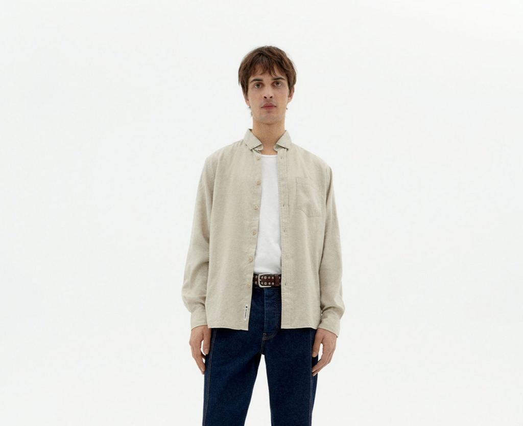Frontansicht des creme Hanfhemds Ant mit Brusttasche an einem Modell, kombiniert mit einer Jeans