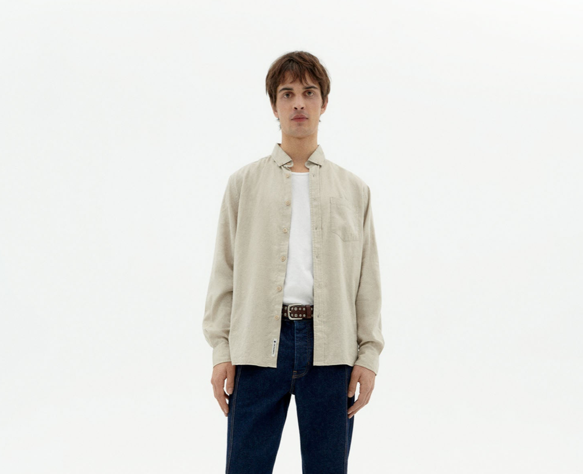 Frontansicht des creme Hanfhemds Ant mit Brusttasche an einem Modell, kombiniert mit einer Jeans