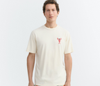 Frontansicht des weißen Regular Fit T-Shirts Zach mit der feinen Hummer-Stickerei auf der Brust an einem Modell.