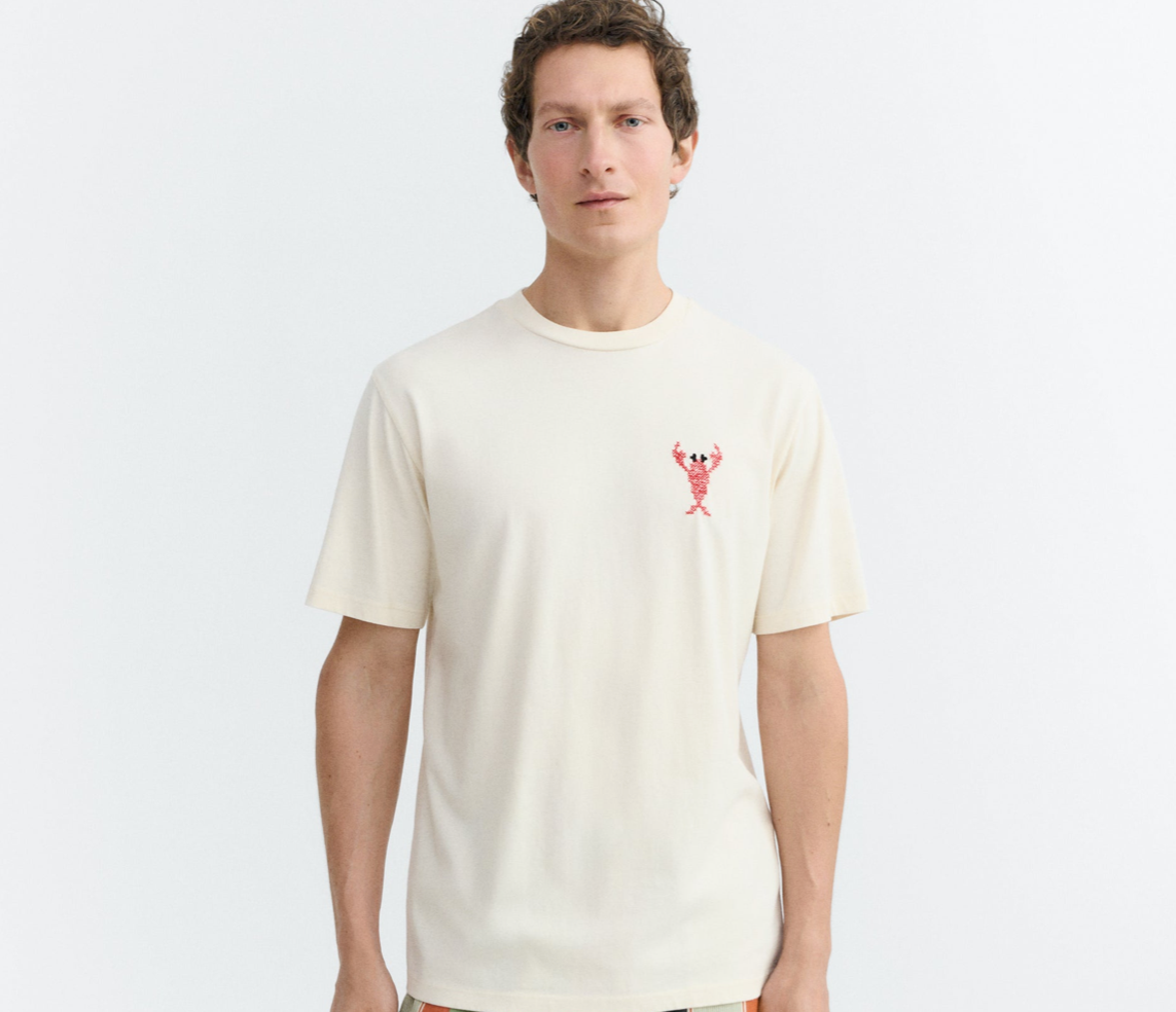 Frontansicht des weißen Regular Fit T-Shirts Zach mit der feinen Hummer-Stickerei auf der Brust an einem Modell.