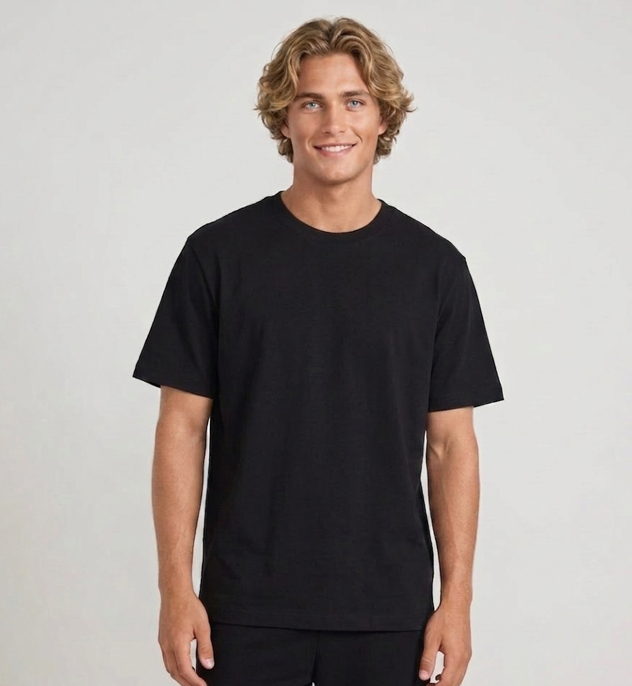 Frontansicht des True Heavy Boxy Fit Tee in Schwarz an.png