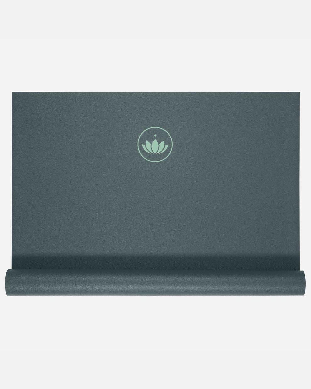 Gefaltete grüne Yogamatte "Arise Travel" in Balsam Green mit Lotus-Logo vor hellem Hintergrund.