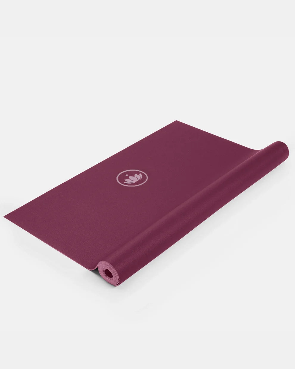 Gefaltete weinrote Yogamatte "Arise Travel" in Dark Cranberry mit Lotus-Logo vor hellem Hintergrund.