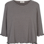 Gestreiftes Langarmshirt von Jalfe mit feinen Streifen, Rundhalsausschnitt und Wellensäumen an Ärmeln und Saum vor dunklem Hintergrund.