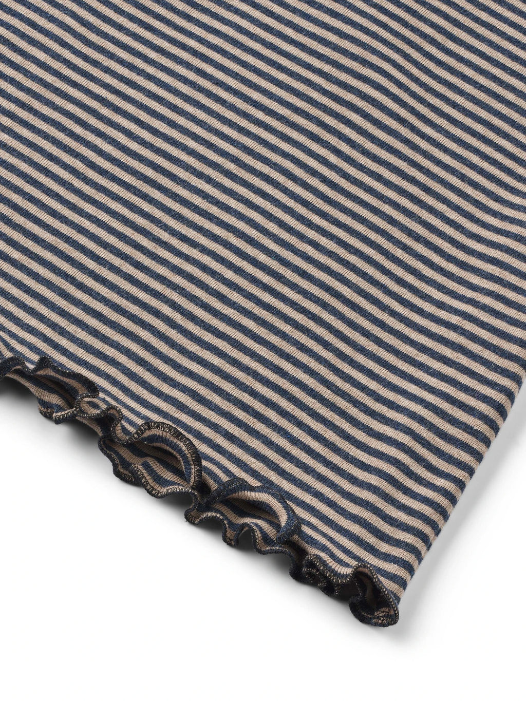 Gestreiftes Langarmshirt von Jalfe mit feinen Streifen, Rundhalsausschnitt und Wellensäumen an Ärmeln und Saum vor dunklem Hintergrund.