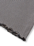 Gestreiftes Langarmshirt von Jalfe mit feinen Streifen, Rundhalsausschnitt und Wellensäumen an Ärmeln und Saum vor dunklem Hintergrund.
