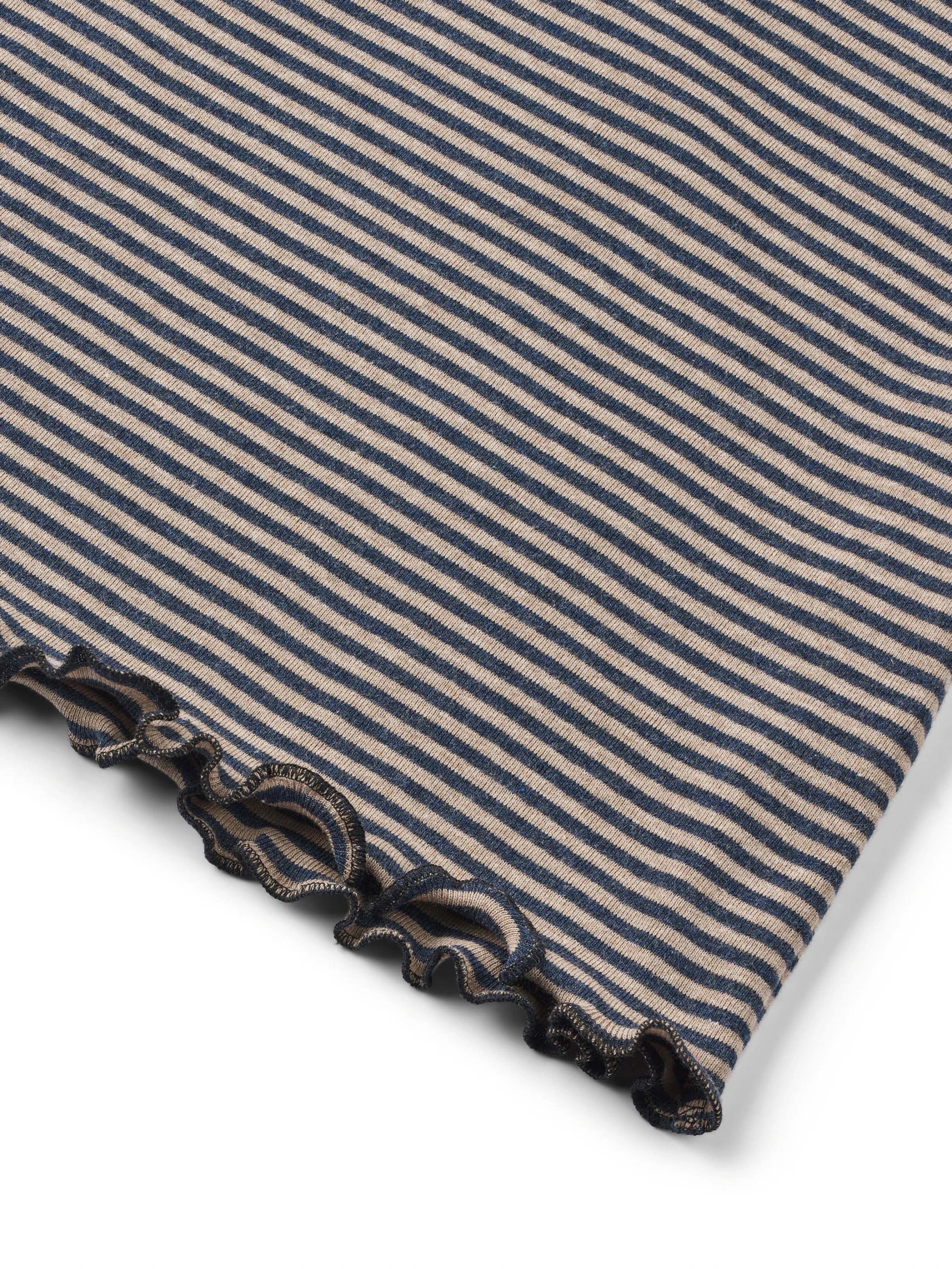 Gestreiftes Langarmshirt von Jalfe mit feinen Streifen, Rundhalsausschnitt und Wellensäumen an Ärmeln und Saum vor dunklem Hintergrund.
