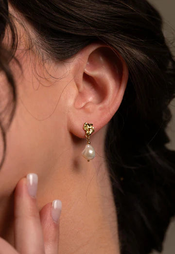 Gold Pearl Drop Ohrringe | Giant’s Causeway von Loinnir Jewellery, handgefertigte Ohrringe mit Keshi Perlen