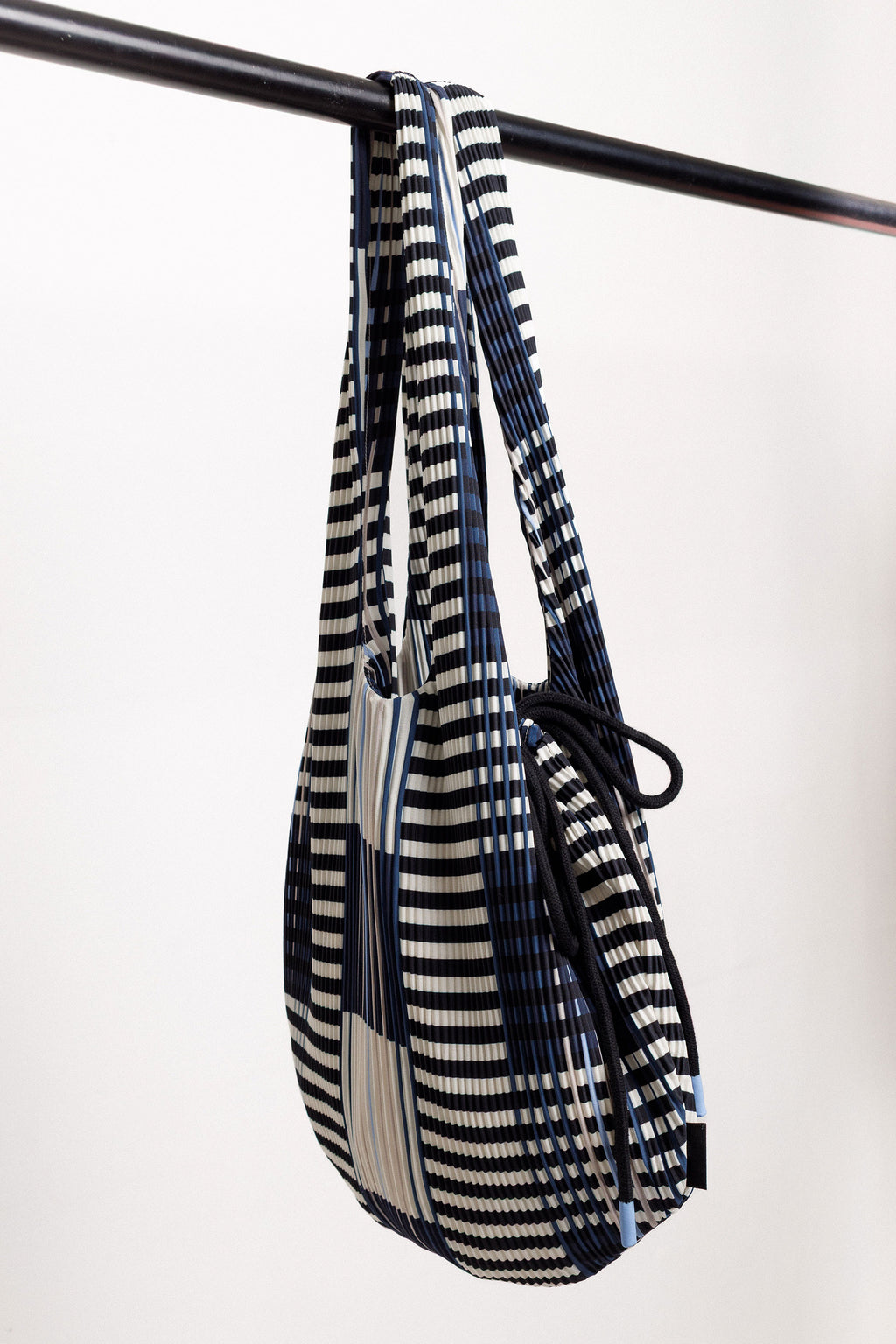 Große Stofftasche bedruckt, nachhaltige Schultertasche mit zwei Griffen, plissierte Einkaufstasche 40 x 66 cm.