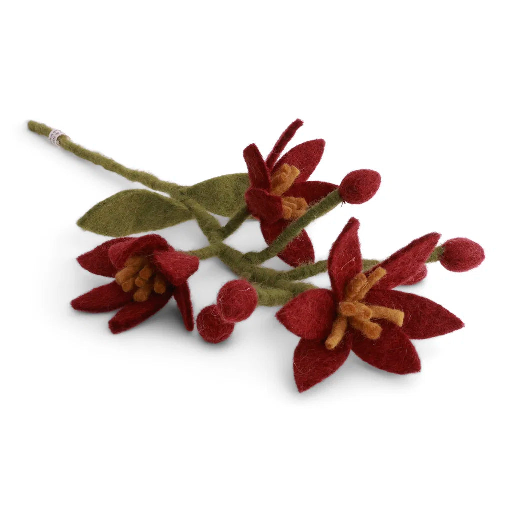 Handgefertigte Filz-Blume Nova von Én Gry & Sif aus dunkelroter Wolle mit grünen Blättern und Knospen auf weißem Hintergrund.