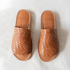 Handgefertigte Sandale Laura von CANO in Braun, mexikanische Huaraches aus vegetabil gegerbtem Leder, nachhaltiges Fair-Trade-Design.