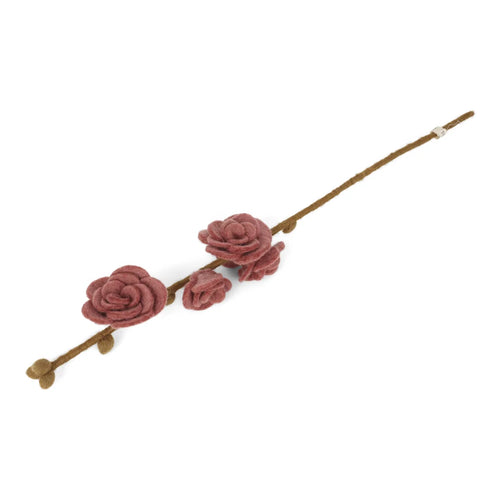Handgefertigter Filz-Rosen-Zweig von gry & sif in Rosa mit braunem Stiel als nachhaltige Dekoration.