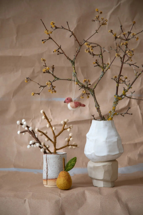 Handgefertigter Filz-Spatz Mini Sparrow in Dusty Red, dekorative Natur-Figur aus Wolle, nachhaltige Wohnaccessoires.