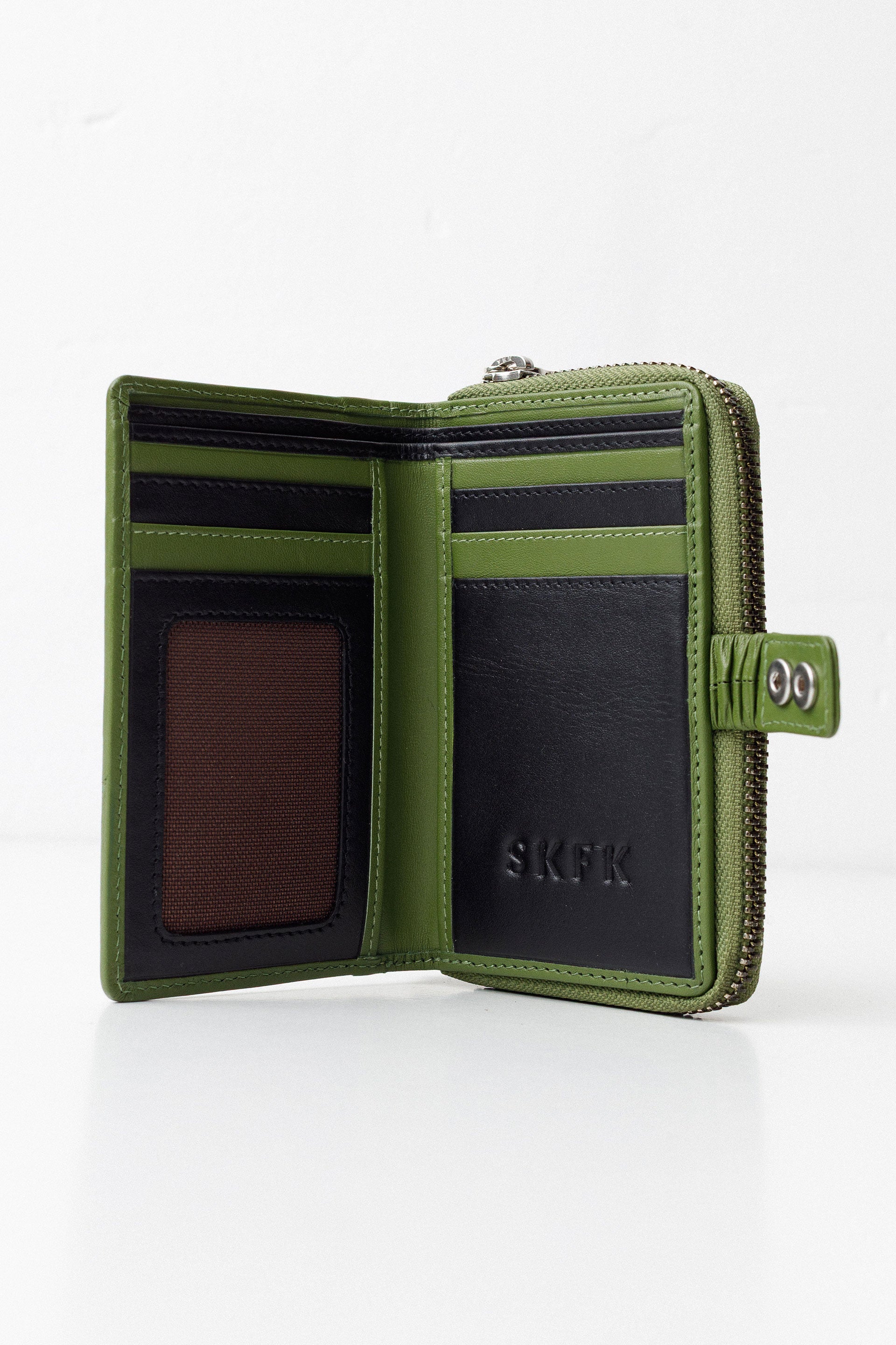 Innenansicht des geöffneten TAHULL WALLET in Braun mit Kartensteckplätzen und Geldscheinfach.
