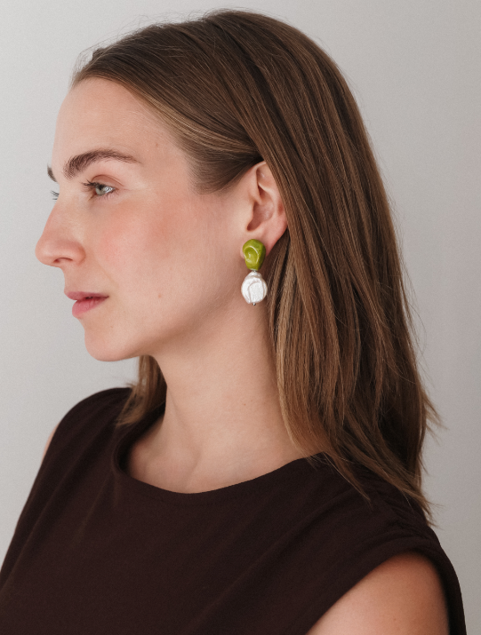 Keramik-Ohrringe, Naturperlen Schmuck, handgefertigte Ohrringe leicht, Flussperlen Edelstahl, nachhaltiger Schmuck Keramik.