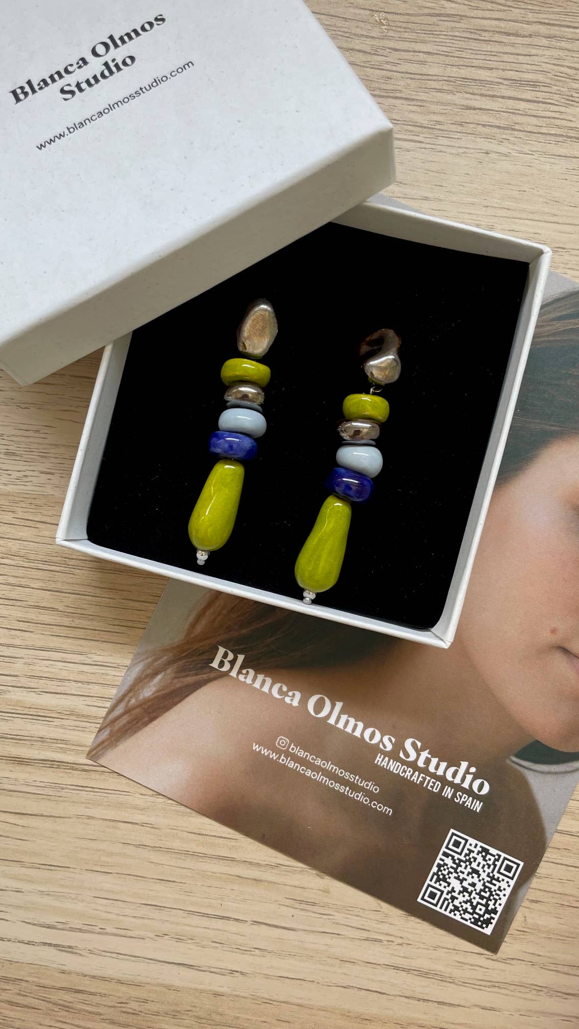 Keramik Ohrringe handgefertigt, leichter Schmuck Edelstahl, El Tesoro Ohrringe, bunter Kunstschmuck, nachhaltige Schmuckverpackung.