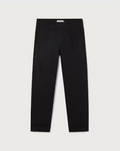 Klassische schwarze Hose "Wotan" von Thinking Mu aus Bio-Baumwolle in gerader Passform vor hellem Hintergrund.