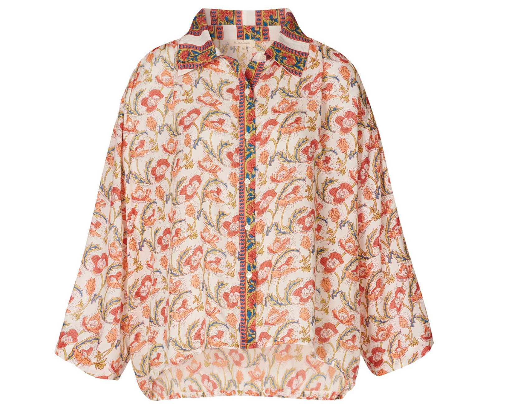 Langärmelige Bluse "Poppy" von Himalaya mit rotem Mohnblumen-Muster auf hellem Grund, gemustertem Kragen und Knopfleiste vor hellem Hintergrund.