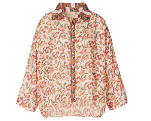 Langärmelige Bluse "Poppy" von Himalaya mit rotem Mohnblumen-Muster auf hellem Grund, gemustertem Kragen und Knopfleiste vor hellem Hintergrund.