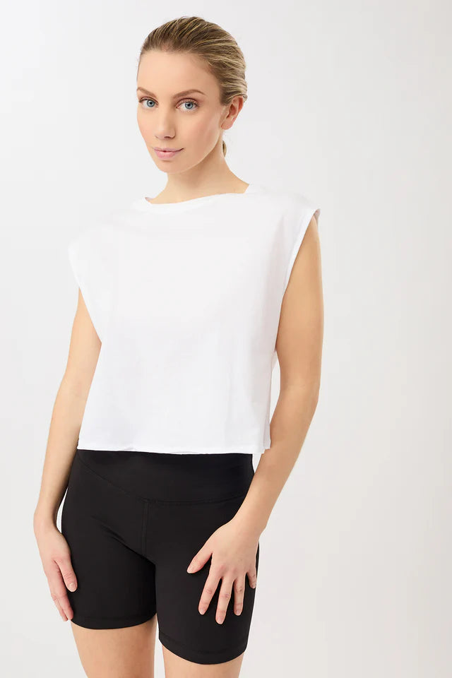 MANDALA Relax Fit Top in weiß, präsentiert als nachhaltiges Yoga-Oberteil mit lockerer Passform.