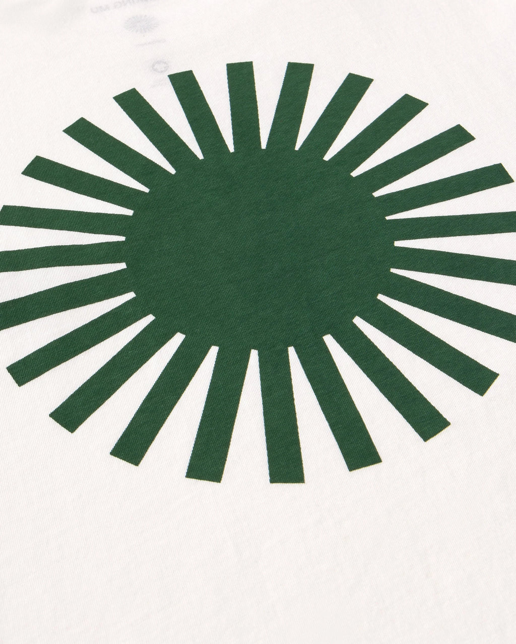 weißes Langarmshirt Big Sol White Emilio Tee von Thinking Mu mit Rundhalsausschnitt und grünem „Big Sol“-Sonnenprint auf der Rückseite.