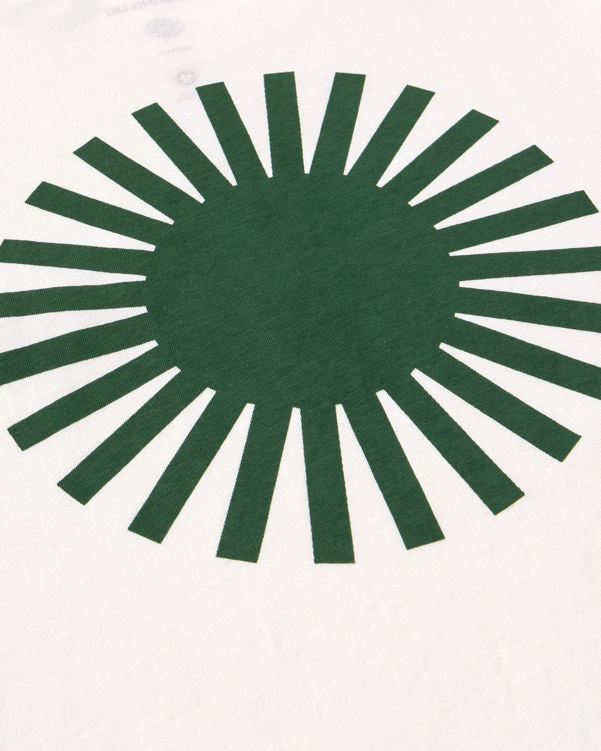 weißes Langarmshirt Big Sol White Emilio Tee von Thinking Mu mit Rundhalsausschnitt und grünem „Big Sol“-Sonnenprint auf der Rückseite.