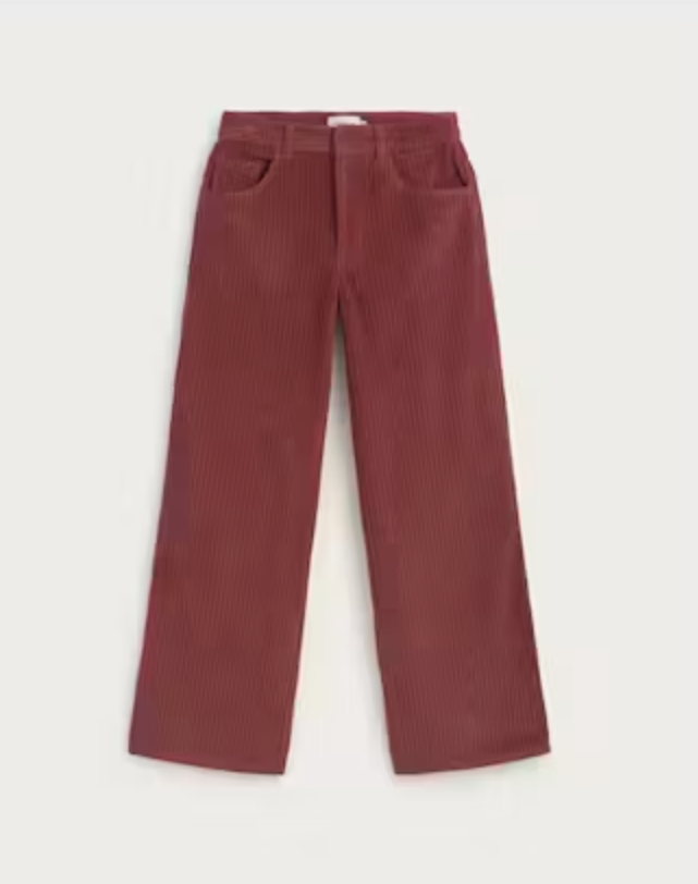 Mahagonifarbene Cordhose "Hedda" aus 100% Bio-Baumwolle mit geradem Bein und aufgesetzten Taschen vor hellem Hintergrund.